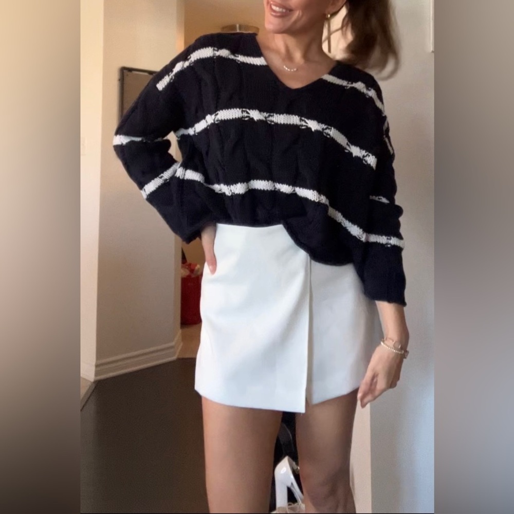 Zara V-Neck Sweater in Navy blue and White - Picture 4 of 7